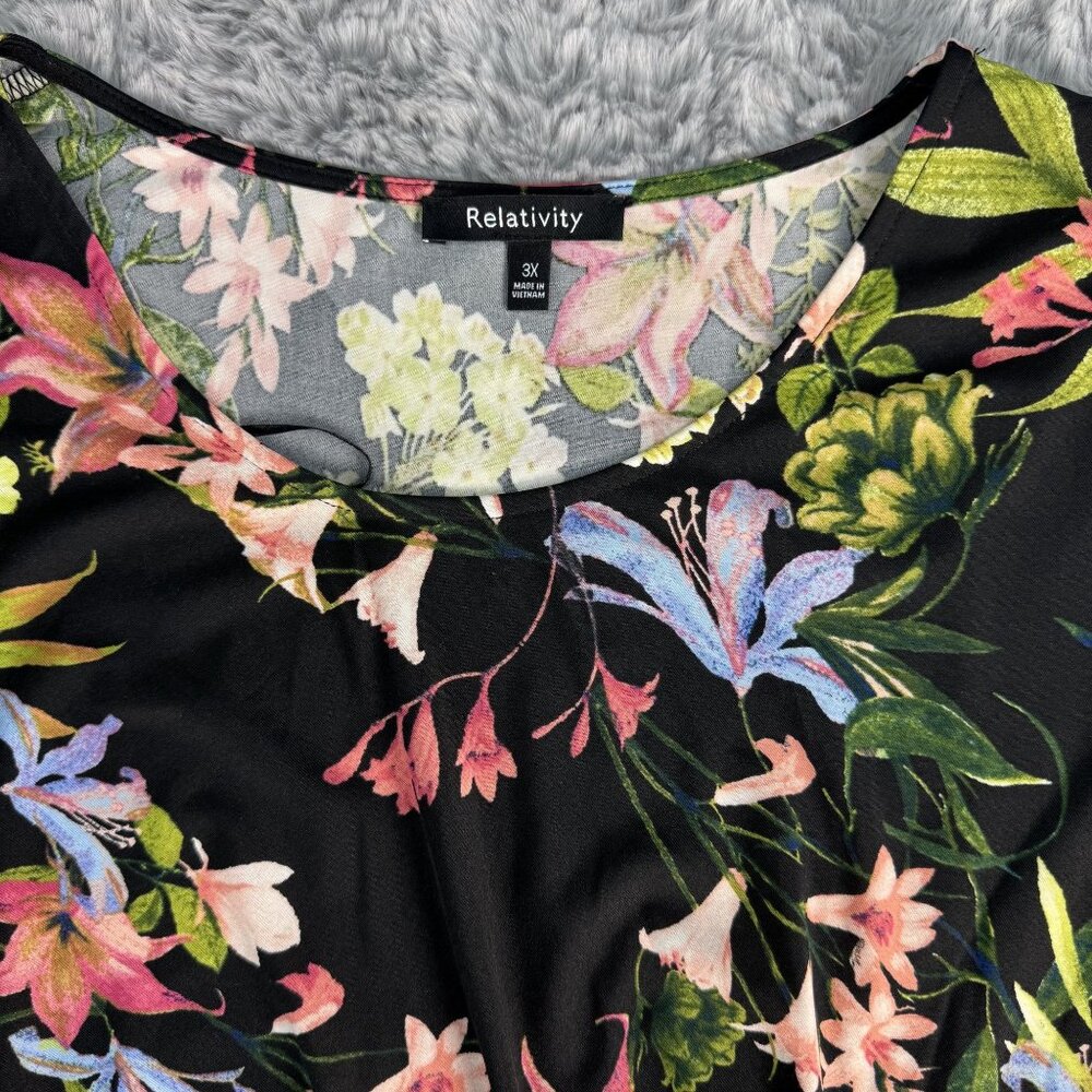 NEW Relativity Womens 3X Black Floral Asymmetric Hem Tunic Top Realx Stretch - Picture 5 of 6